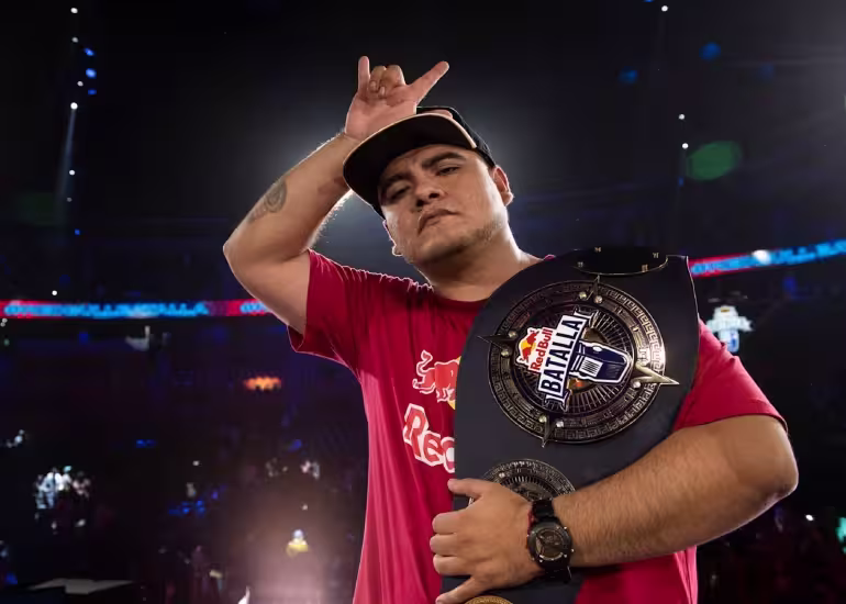 Portada de La cúspide de Aczino en Red Bull Batalla: el tricampeonato internacional en la Ciudad de México