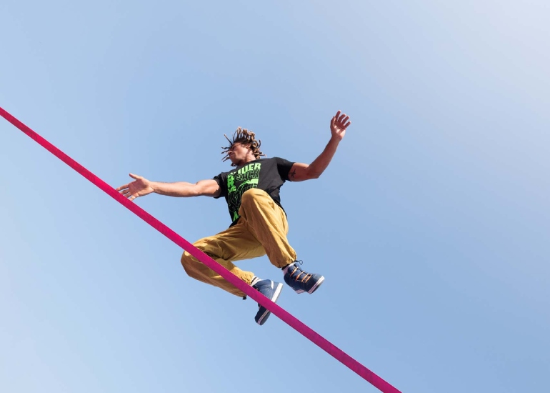 Imagen del artículo: ¿Querés arrancar en slackline? Estas son las claves para dominar la cuerda