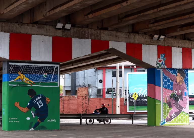 Portada de Del Mundial al arte urbano: el mural que inmortaliza a Orlando Gill y José Canale en Asunción