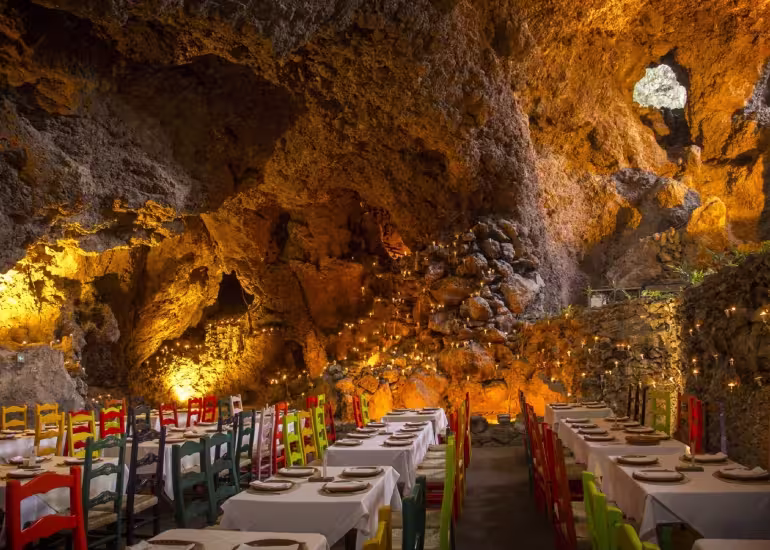 Así es La Gruta, el restaurante donde podés comer dentro de una gruta en Teotihuacán
