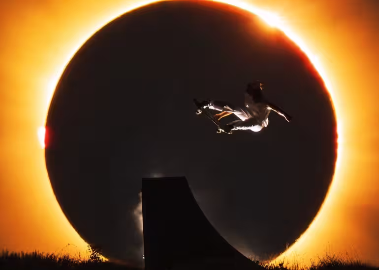 El salto de Danny León durante el eclipse que sorprendió al mundo