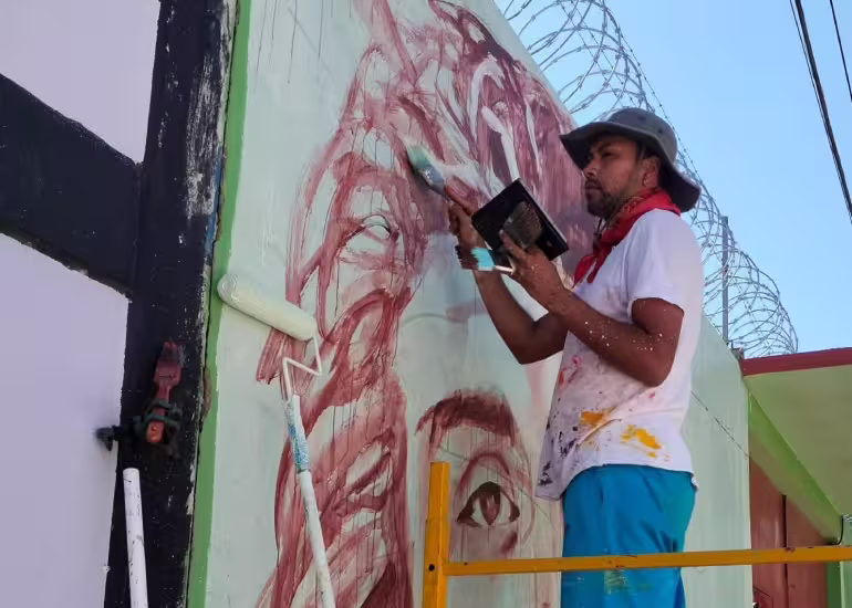 Entre graffiti, sociología y muralismo: la mirada de Eskibel