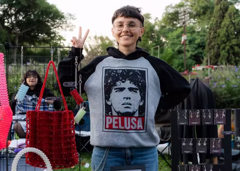 Es de Neko, la marca argentina que transforma mostacillas en carteras