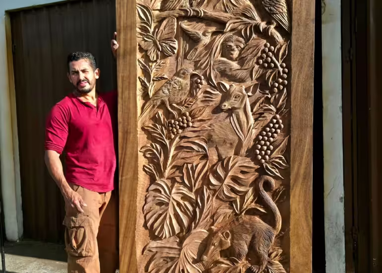 Jonathan Barrantes y el arte de darle una nueva vida a la madera