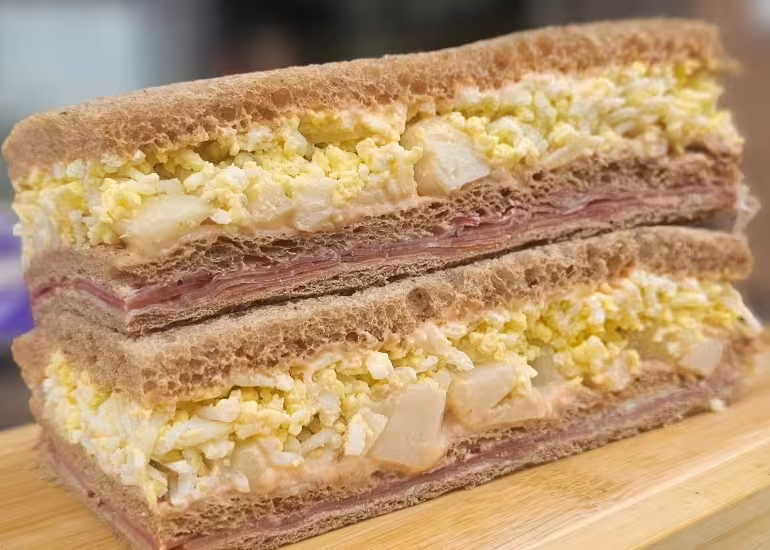 Damián Sandwich, el paraíso de los sándwiches de miga gigantes en Flores