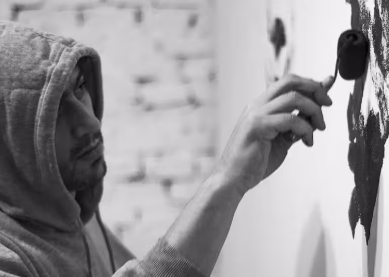 Portada de Maic Bruera, el artista que convirtió al Dibu Martínez y a Scaloni en murales icónicos
