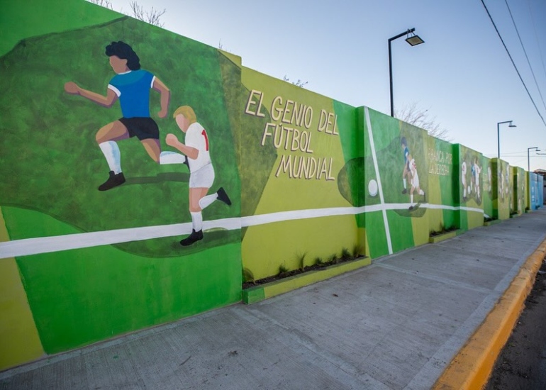 Imagen del artículo: El mural gigante que inmortaliza el “Gol del Siglo” de Diego Maradona