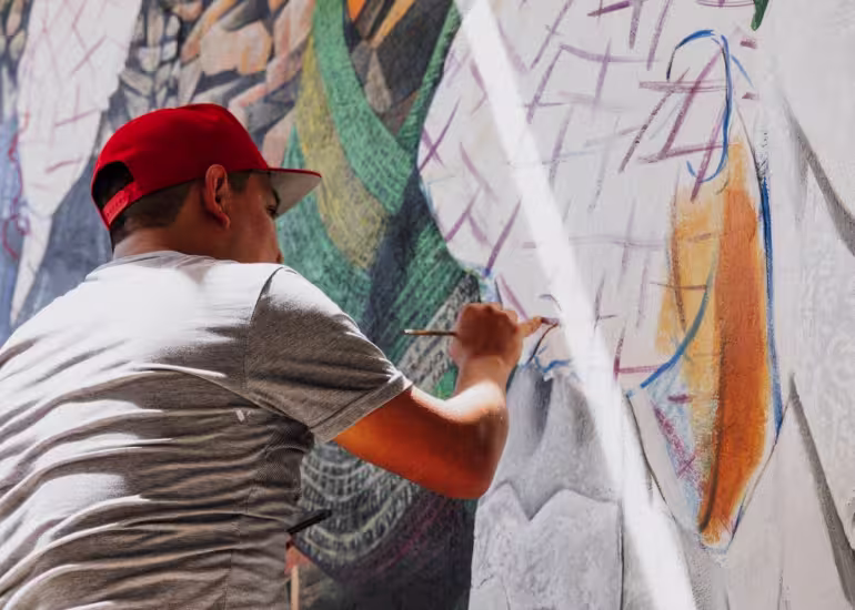 Aerosol, rodillo o pincel: ¿qué herramienta usar para pintar un mural?