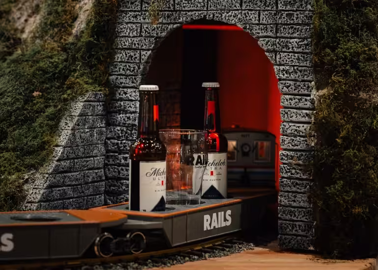 El spot gastronómico de Palermo donde un tren reemplaza a los mozos