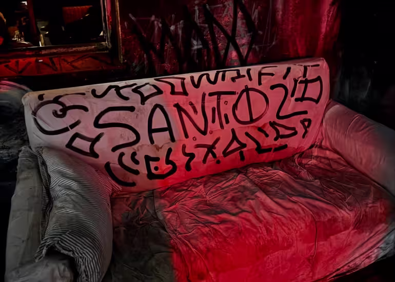 Santoz, el artista argentino que convierte la basura de Buenos Aires en obras de arte