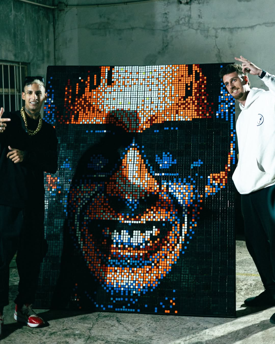 Imagen del artículo: El artista que hace murales con cubos Rubik