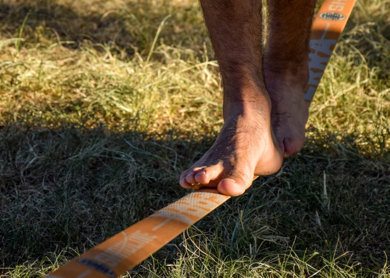 Imagen del artículo: ¿Querés arrancar en slackline? Estas son las claves para dominar la cuerda