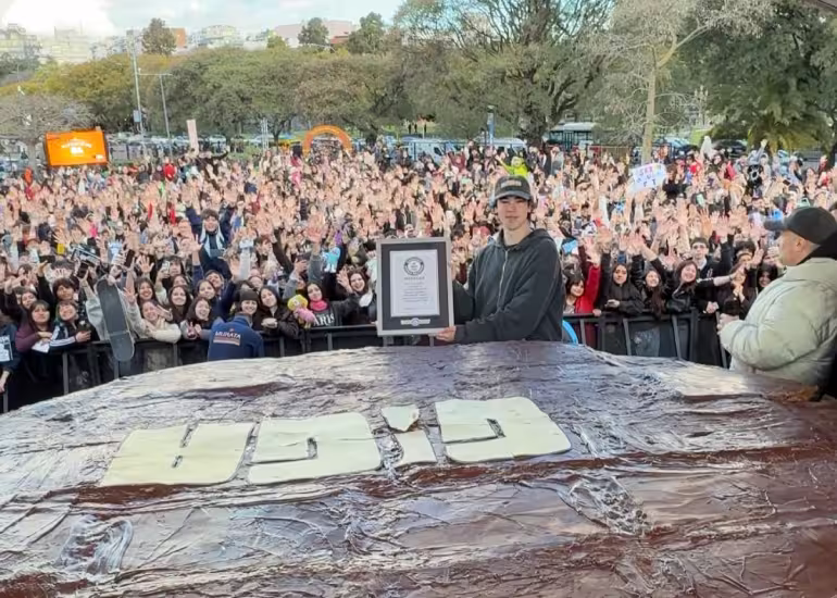 Spreen hizo historia con GIGA: creó el alfajor más grande del mundo y consiguió un récord Guinness