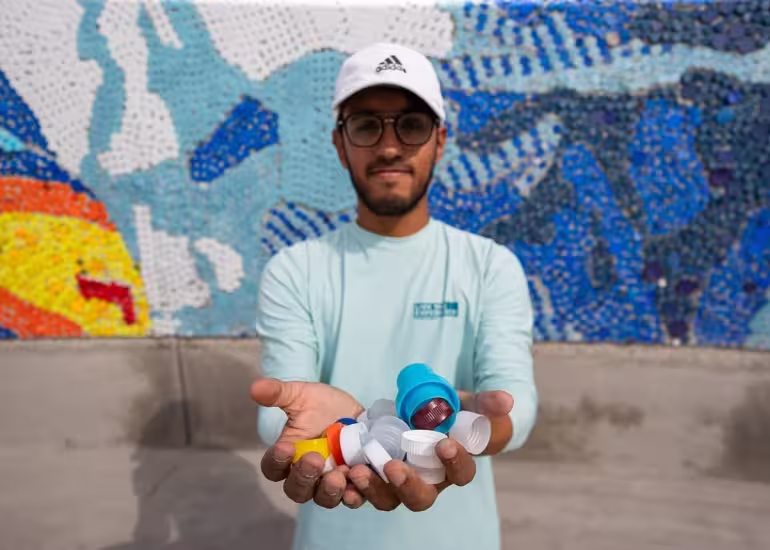 El artista que transforma tapitas de botellas en increíbles murales