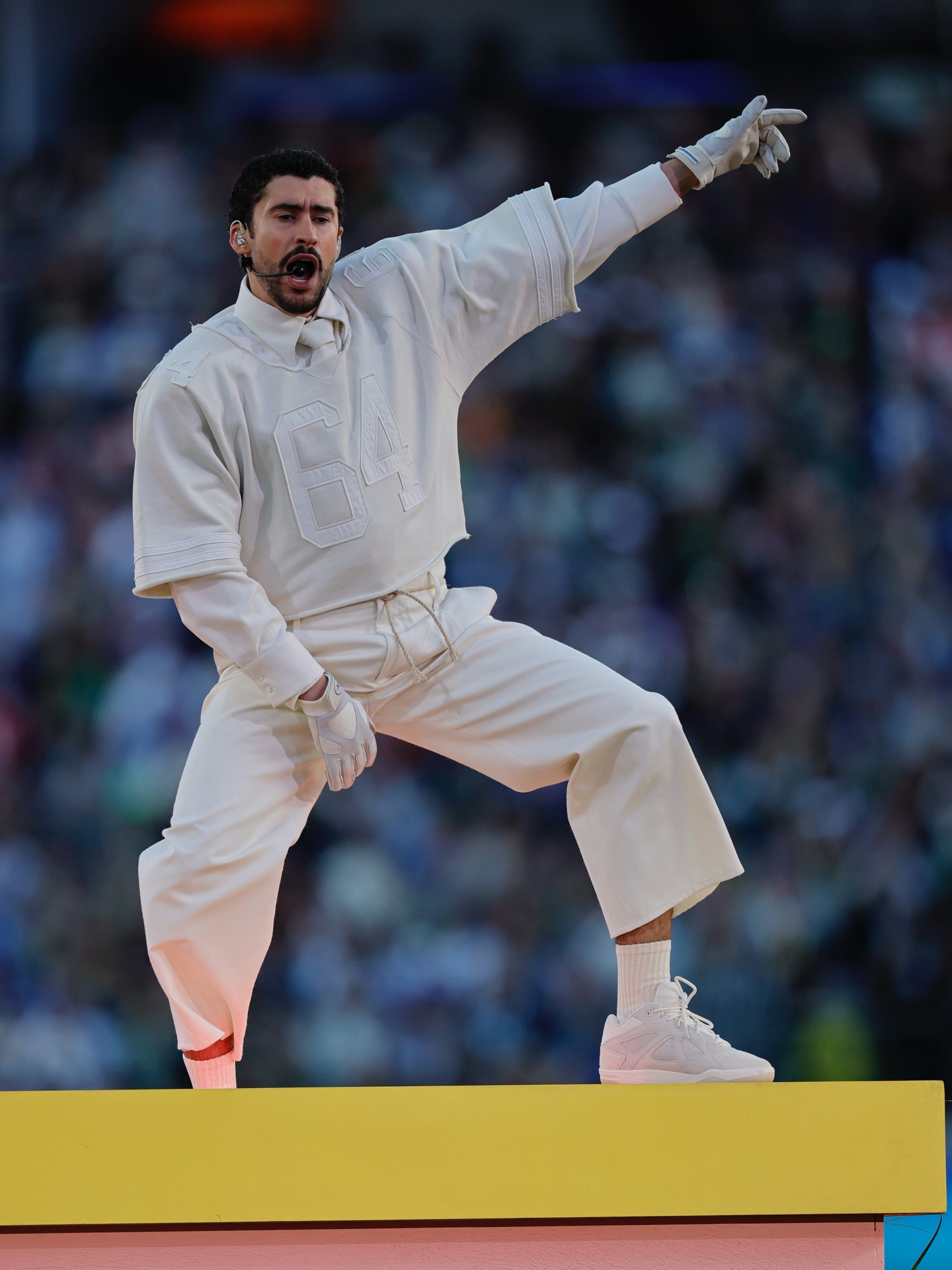 Imagen del artículo: Los outfits que Bad Bunny eligió para brillar en el Super Bowl