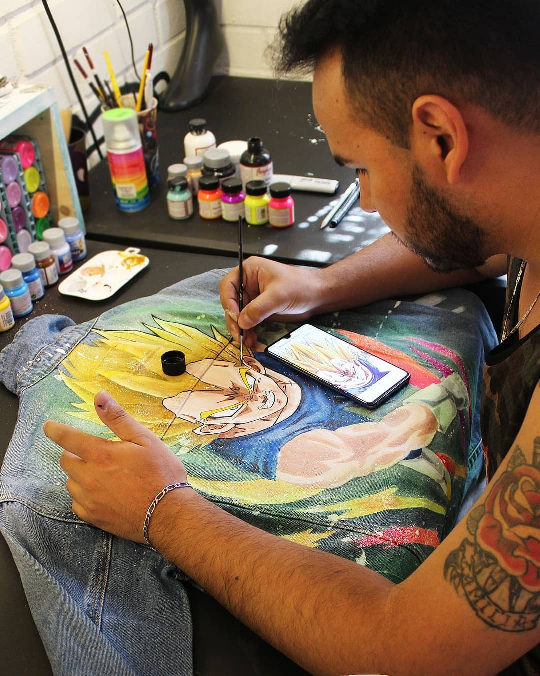 Emilio Álvarez, el artista chileno que no deja ningún objeto sin customizar