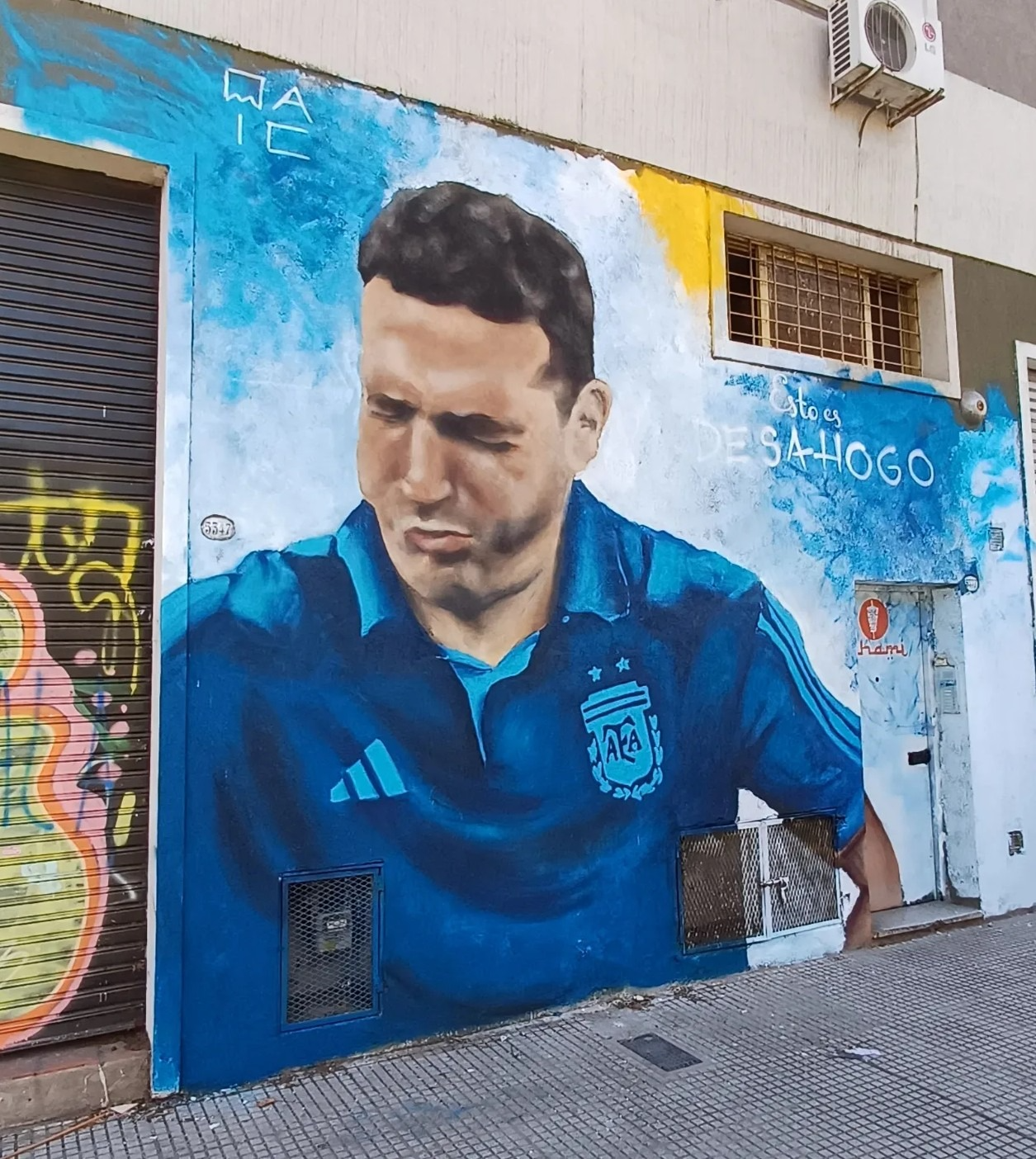 Imagen del artículo: Maic Bruera, el artista que convirtió al Dibu Martínez y a Scaloni en murales icónicos