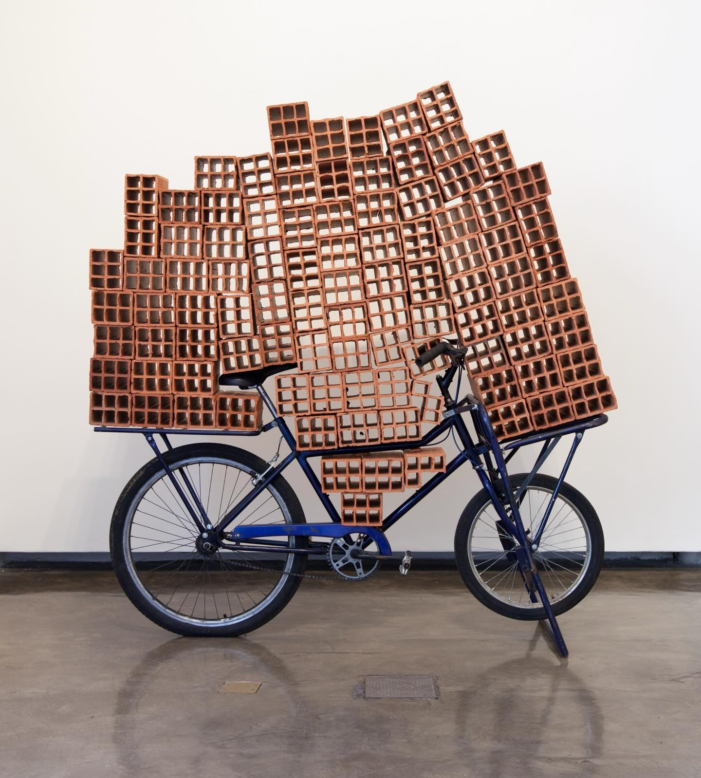 Héctor Zamora, el mexicano que convierte muros y estructuras en arte contemporáneo