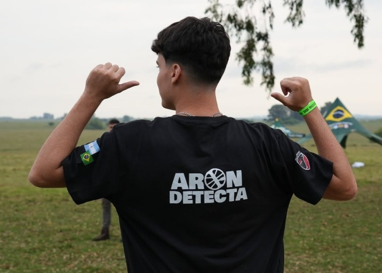 Imagen del artículo: Aron Detecta, el youtuber que busca tesoros en las playas de Latinoamérica