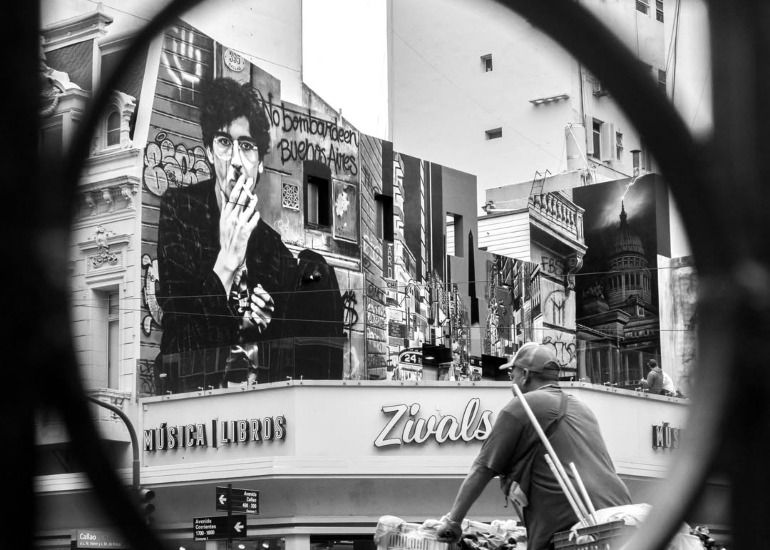 Imagen del artículo: Así es el mural de Charly García que transforma una de las esquinas más icónicas de Buenos Aires