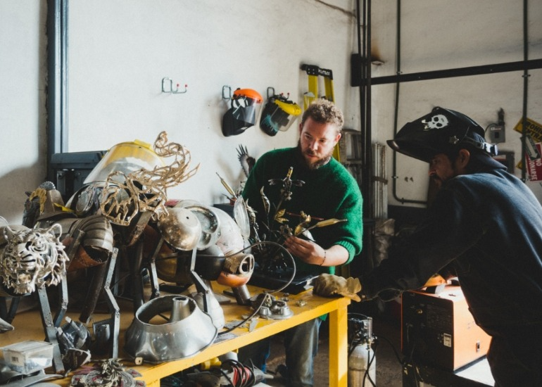 Galo Escultor, el artista que transforma lo descartado en piezas artísticas
