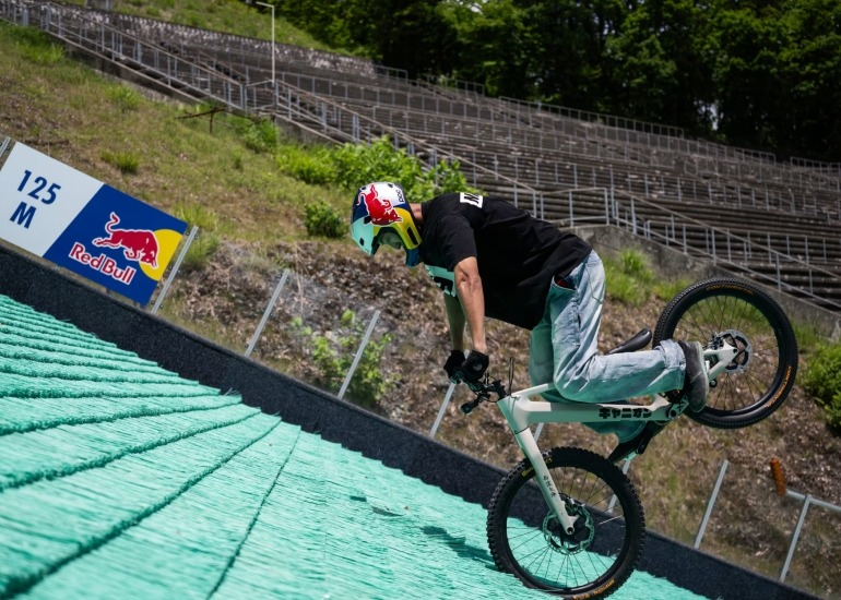 Tomomi Nishikubo y el descenso marcha atrás que desafió los límites del ciclismo de trial