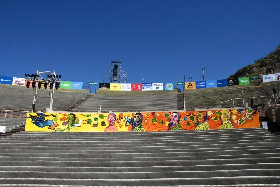 Imagen del artículo: El Frank Romero Day se vistió de gala con murales por los 90 años de la Vendimia
