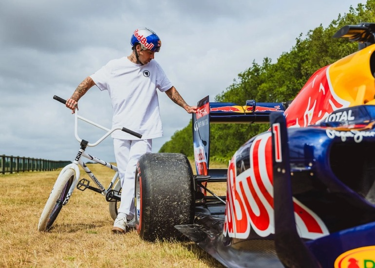 Imagen del artículo: No es IA: Kriss Kyle saltó un auto de Fórmula 1