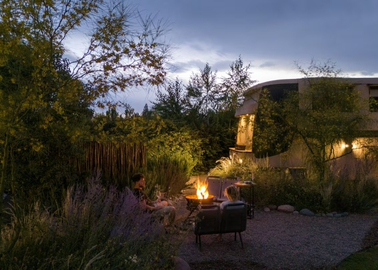 Imagen del artículo: El alojamiento que nació de autobuses abandonados