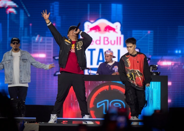 Imagen del artículo: La cúspide de Aczino en Red Bull Batalla: el tricampeonato internacional en la Ciudad de México