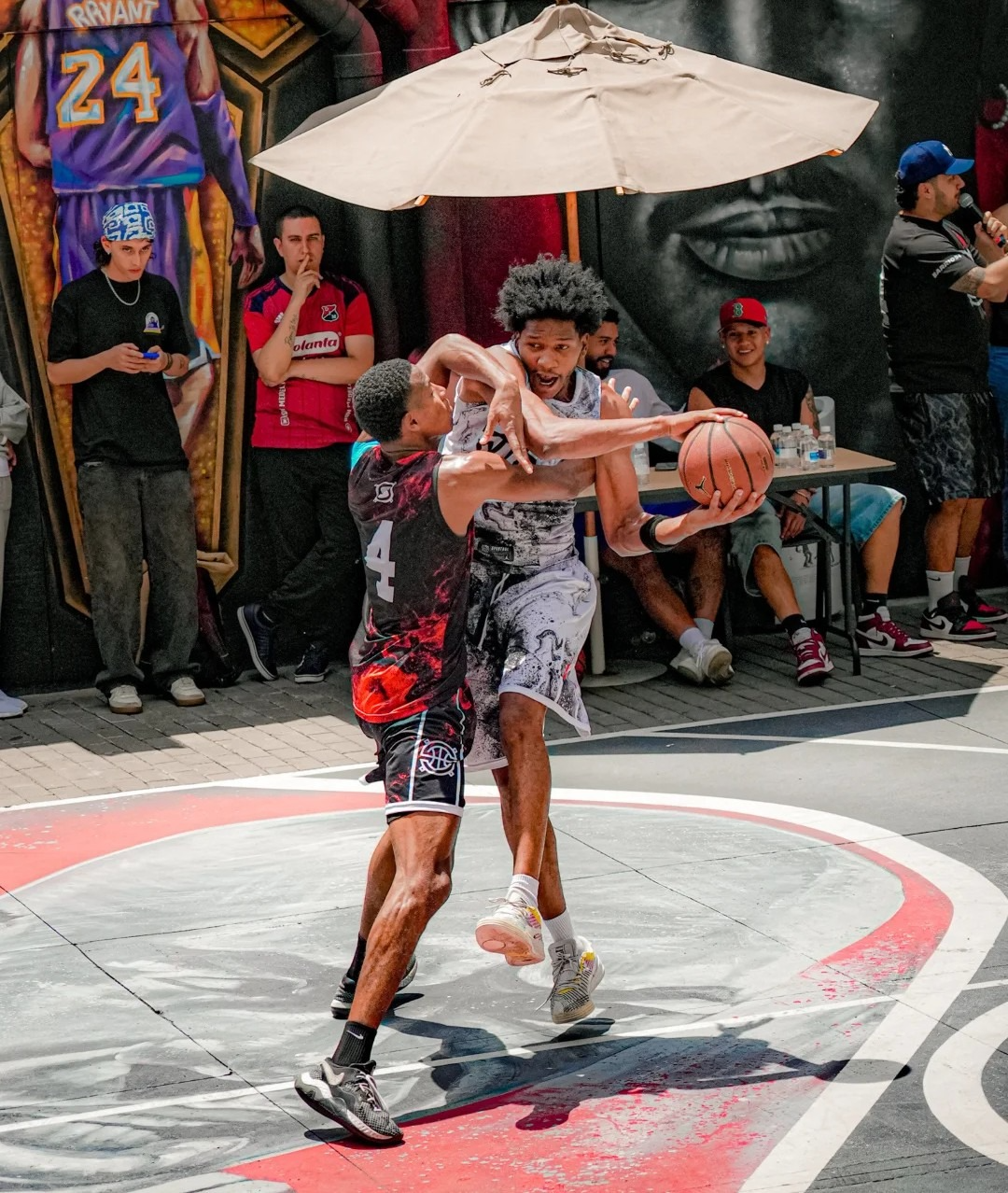 ¿Dónde jugar baloncesto callejero en Medellín?