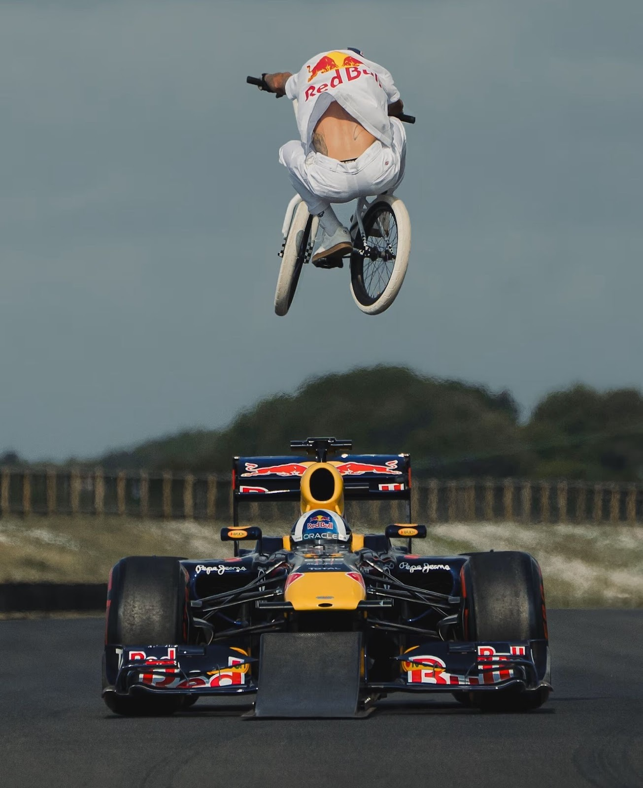 Imagen del artículo: No es IA: Kriss Kyle saltó un auto de Fórmula 1