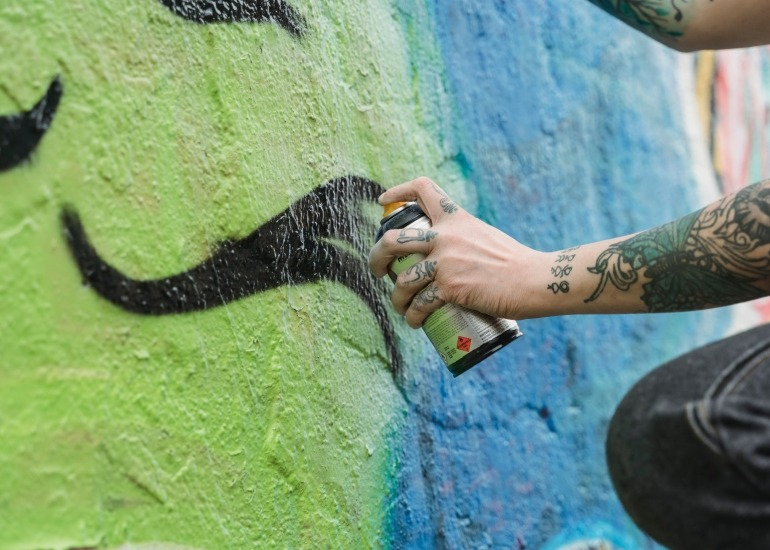 Aerosol, rodillo o pincel: ¿qué herramienta usar para pintar un mural?