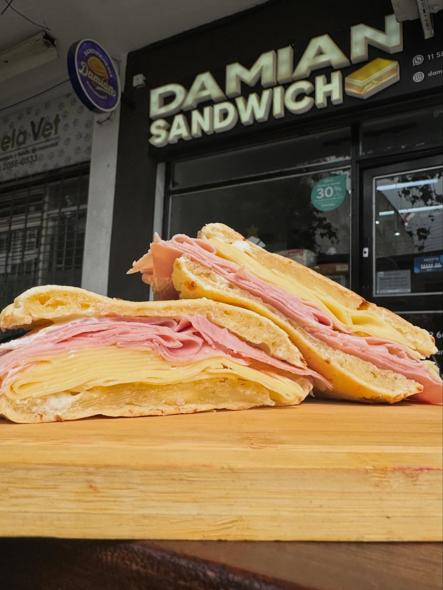 Damián Sandwich, el paraíso de los sándwiches de miga gigantes en Flores