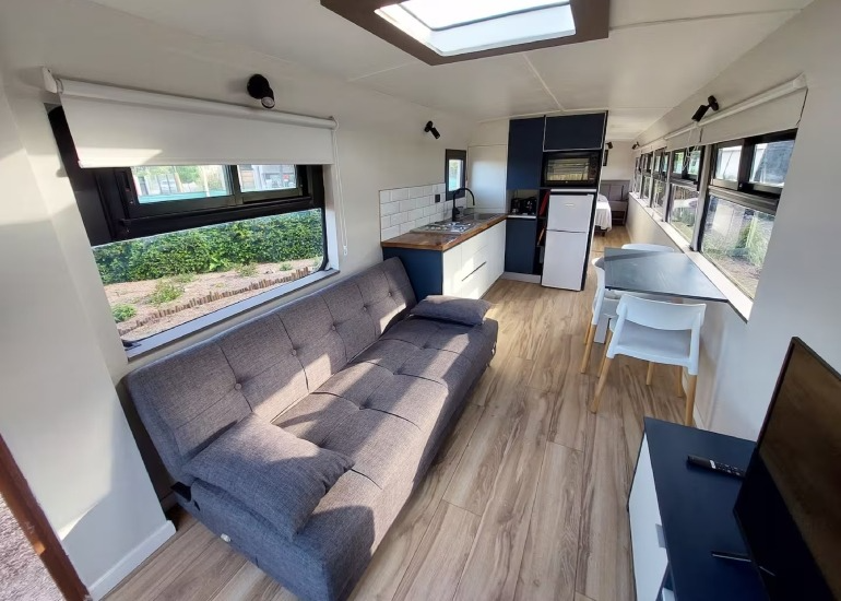 Imagen del artículo: El alojamiento que nació de autobuses abandonados