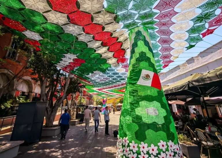 Imagen del artículo: El gigantesco cielo tejido que homenajea al Mundial en Guadalajara