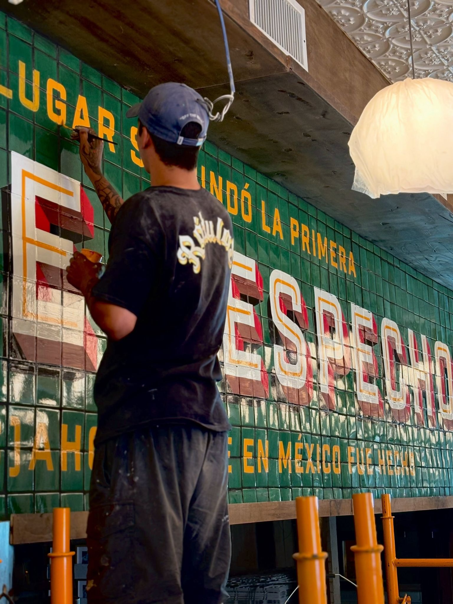 Brandon Mata y el arte de pintar letreros a mano
