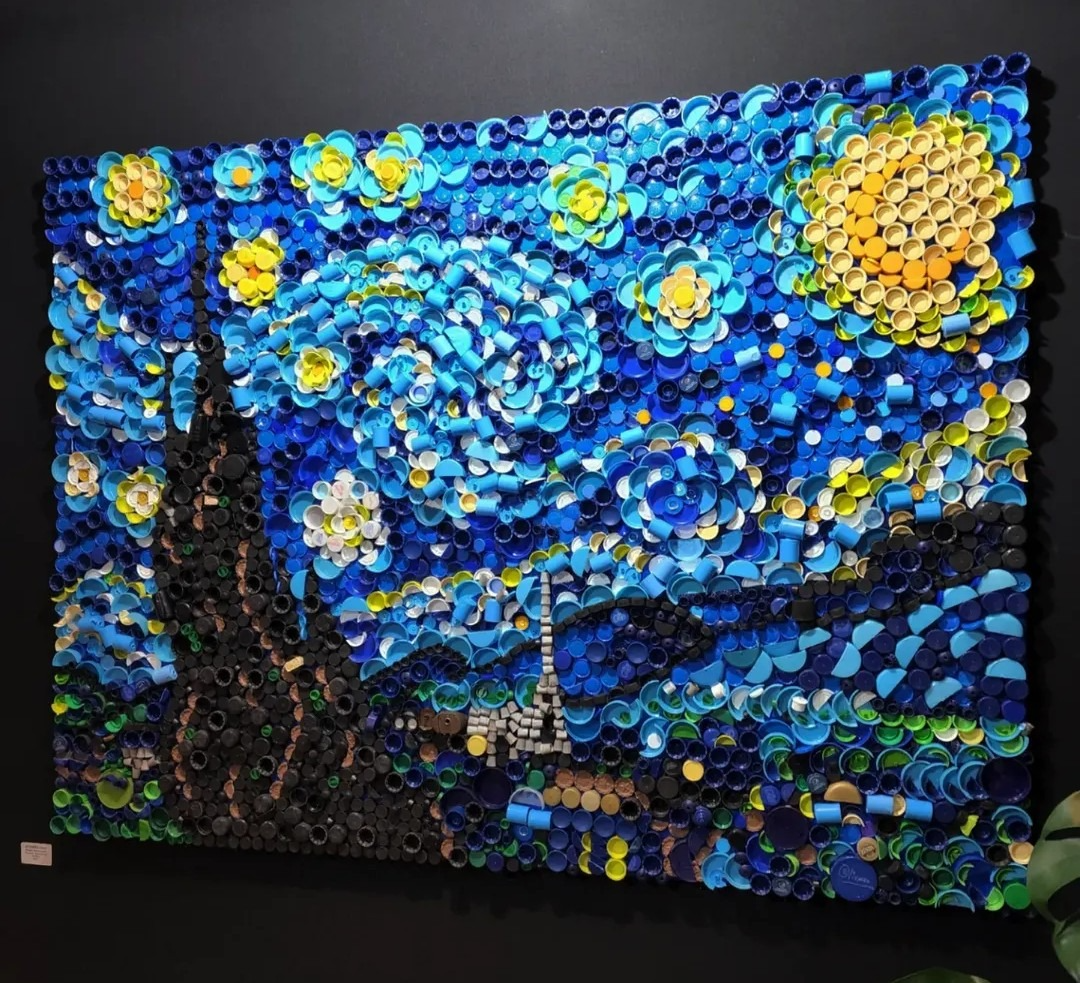 El artista que transforma tapitas de botellas en increíbles murales