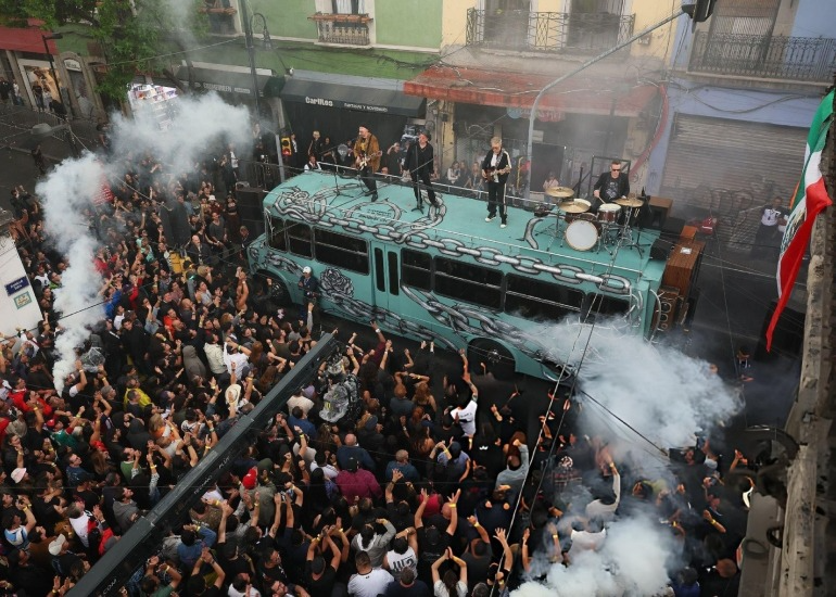 Imagen del artículo: U2 paralizó las calles de Ciudad de México con un show callejero improvisado