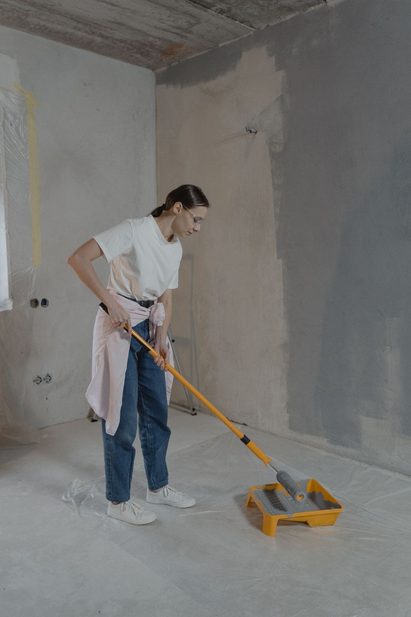 Aerosol, rodillo o pincel: ¿qué herramienta usar para pintar un mural?