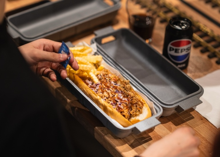 El spot gastronómico de Palermo donde un tren reemplaza a los mozos