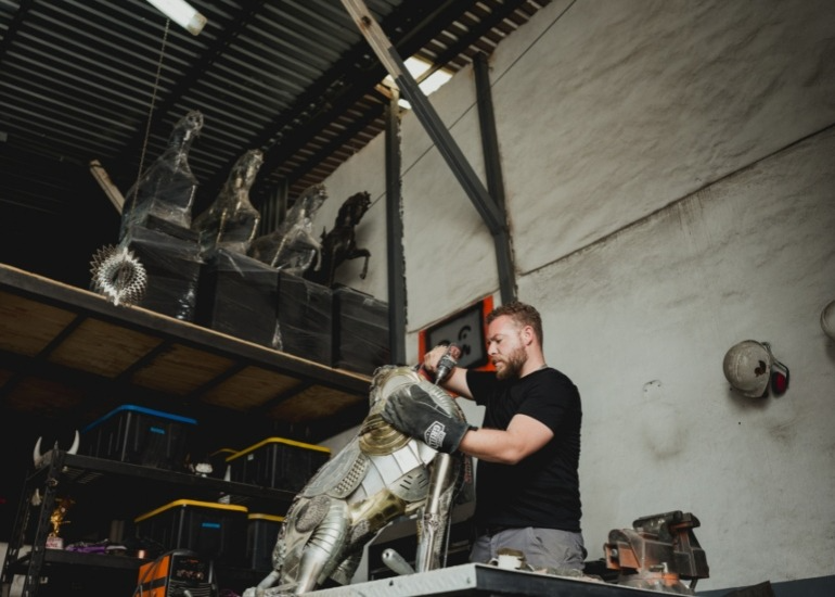 Galo Escultor, el artista que transforma lo descartado en piezas artísticas