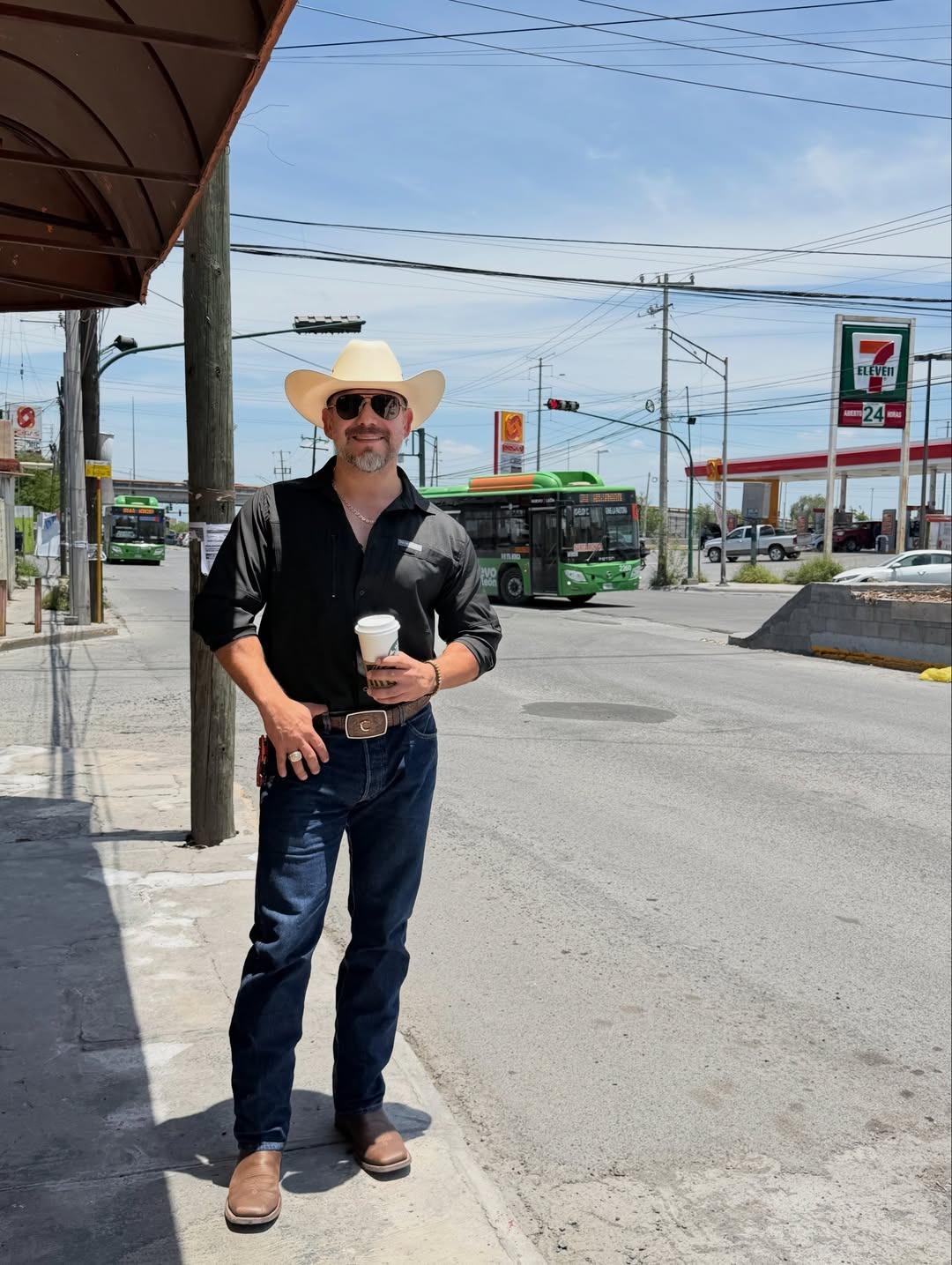 Imagen del artículo: El influencer que se volvió viral tapando baches en las calles
