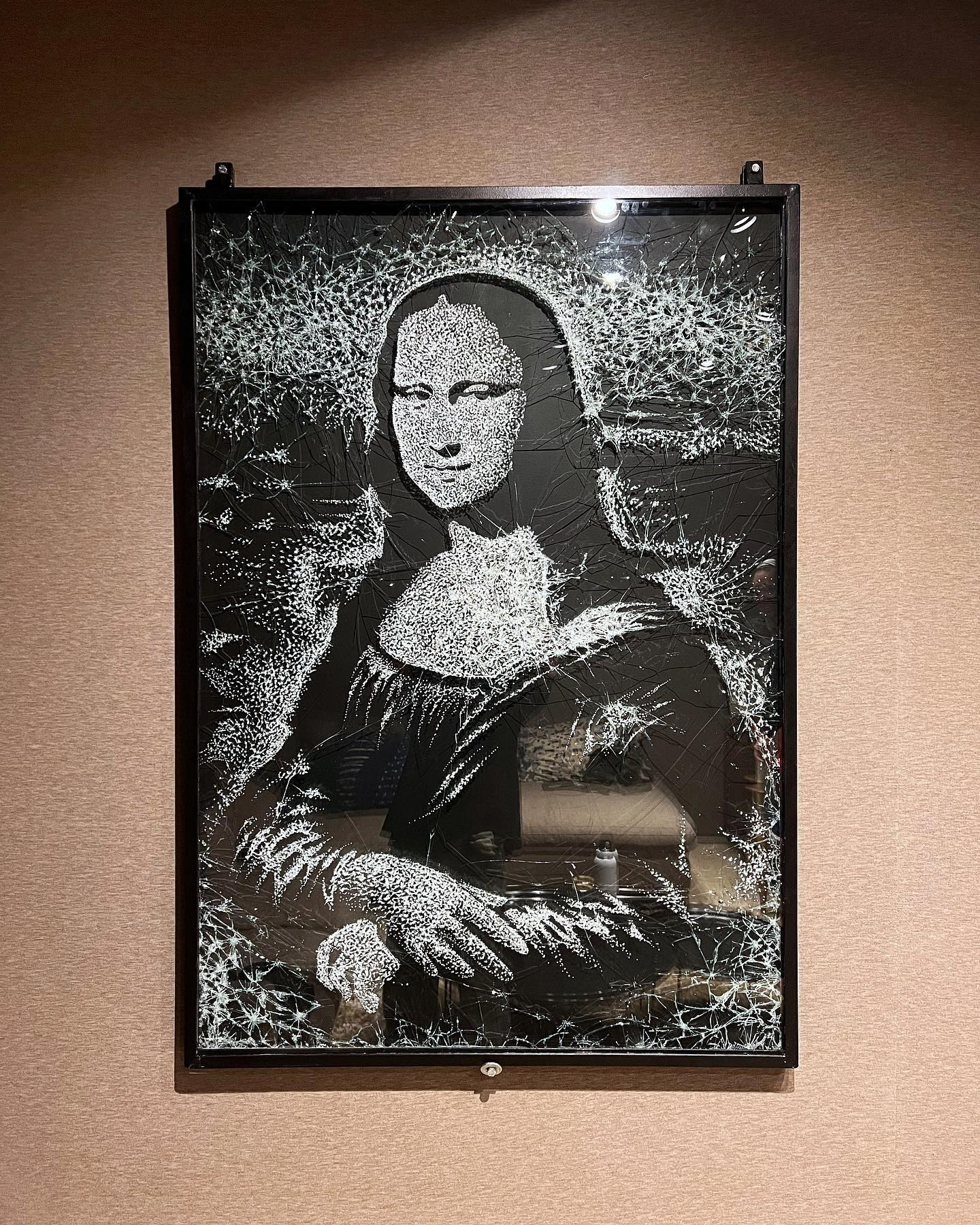 Toto Tatuer y el arte de transformar el vidrio roto en obras únicas