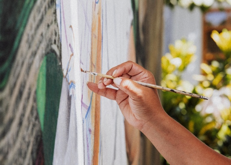 Aerosol, rodillo o pincel: ¿qué herramienta usar para pintar un mural?
