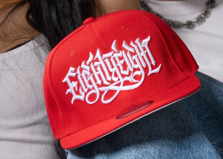 La marca de gorras que eligieron Duki, Little Boogie y el Kun Agüero