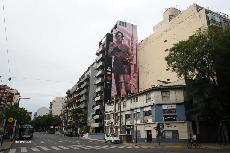Imagen del artículo: El gigante de 35 metros que cuida las calles de Parque Patricios