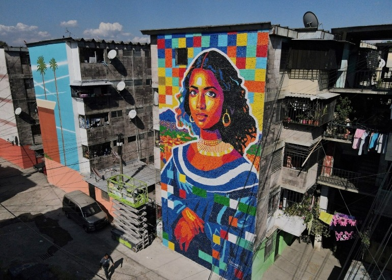 Imagen del artículo: La nueva Gioconda hecha con 100.000 tapas en El Salvador