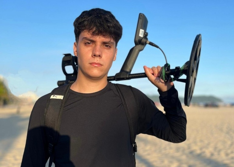 Imagen del artículo: Aron Detecta, el youtuber que busca tesoros en las playas de Latinoamérica