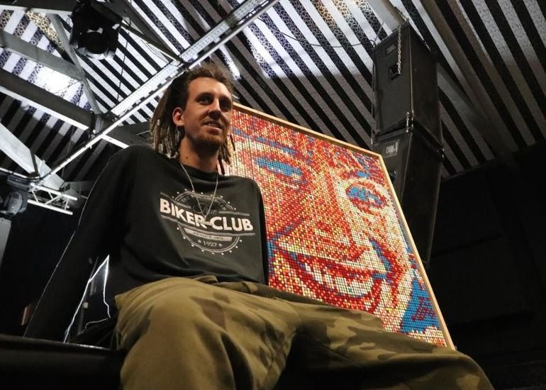 Imagen del artículo: El artista que hace murales con cubos Rubik